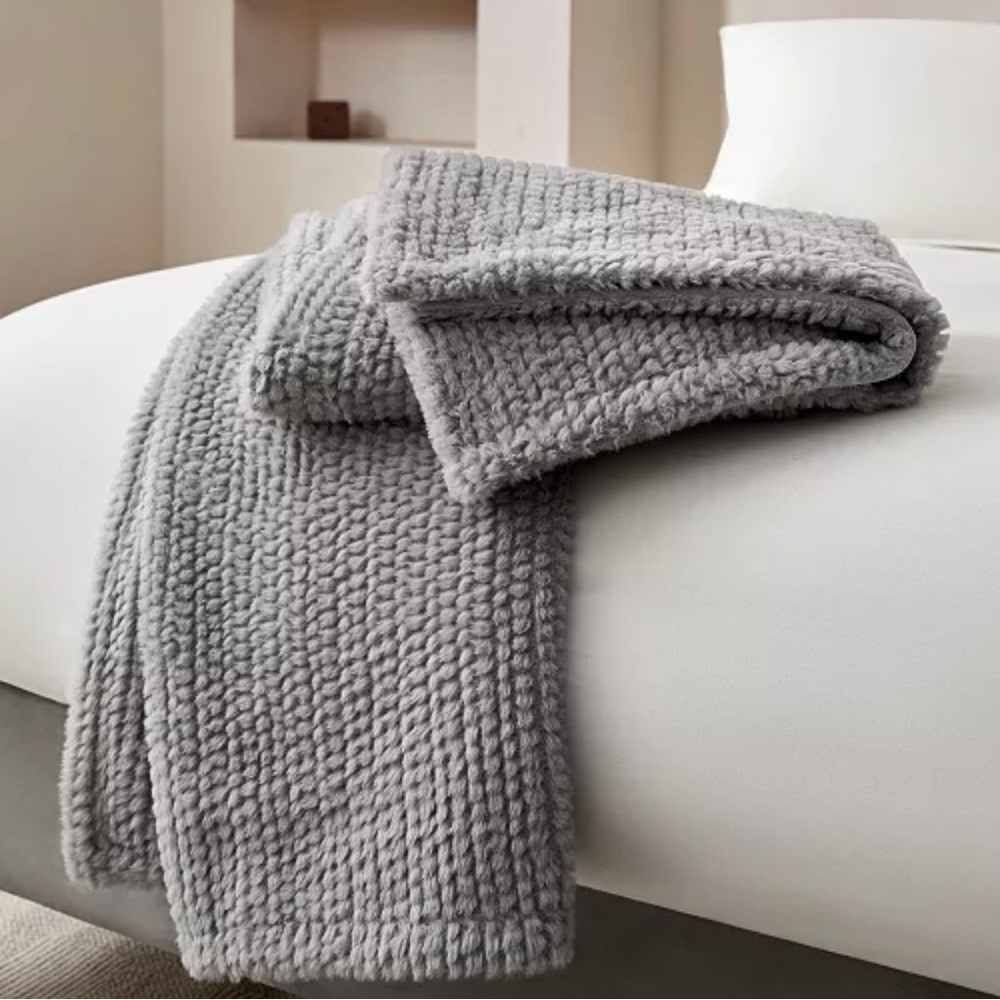 🎉HP🎉 Royal Luxe Cozy Faux Fur to Faux Mink Throw, 50" x 60” in Gray